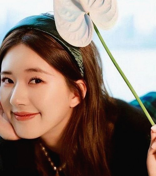 关晓彤：从吃瓜女孩到娱乐圈观察者，她的动态你关注了吗？